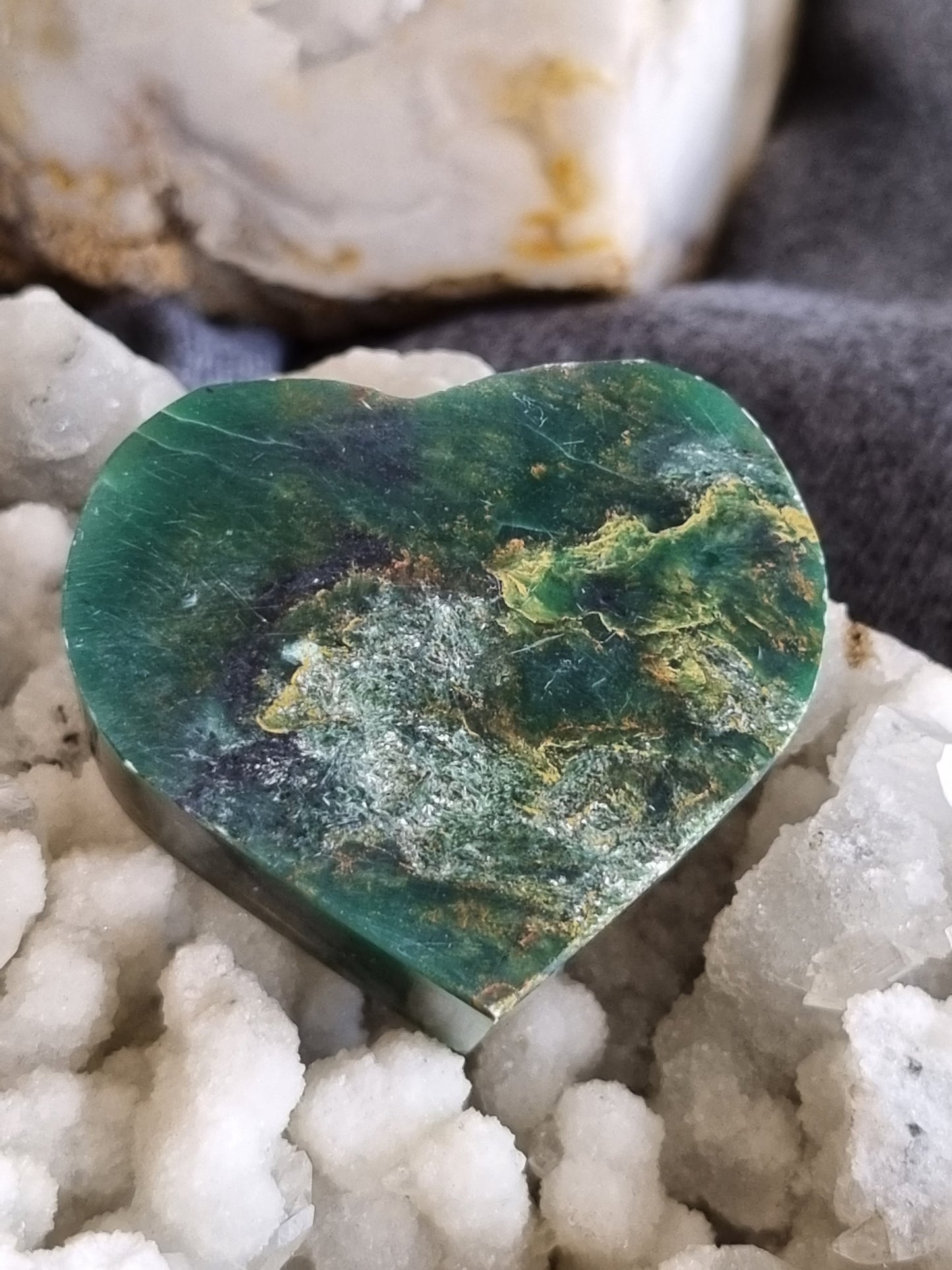 Emerald Mica Heart (Canutillos Emerald) Display