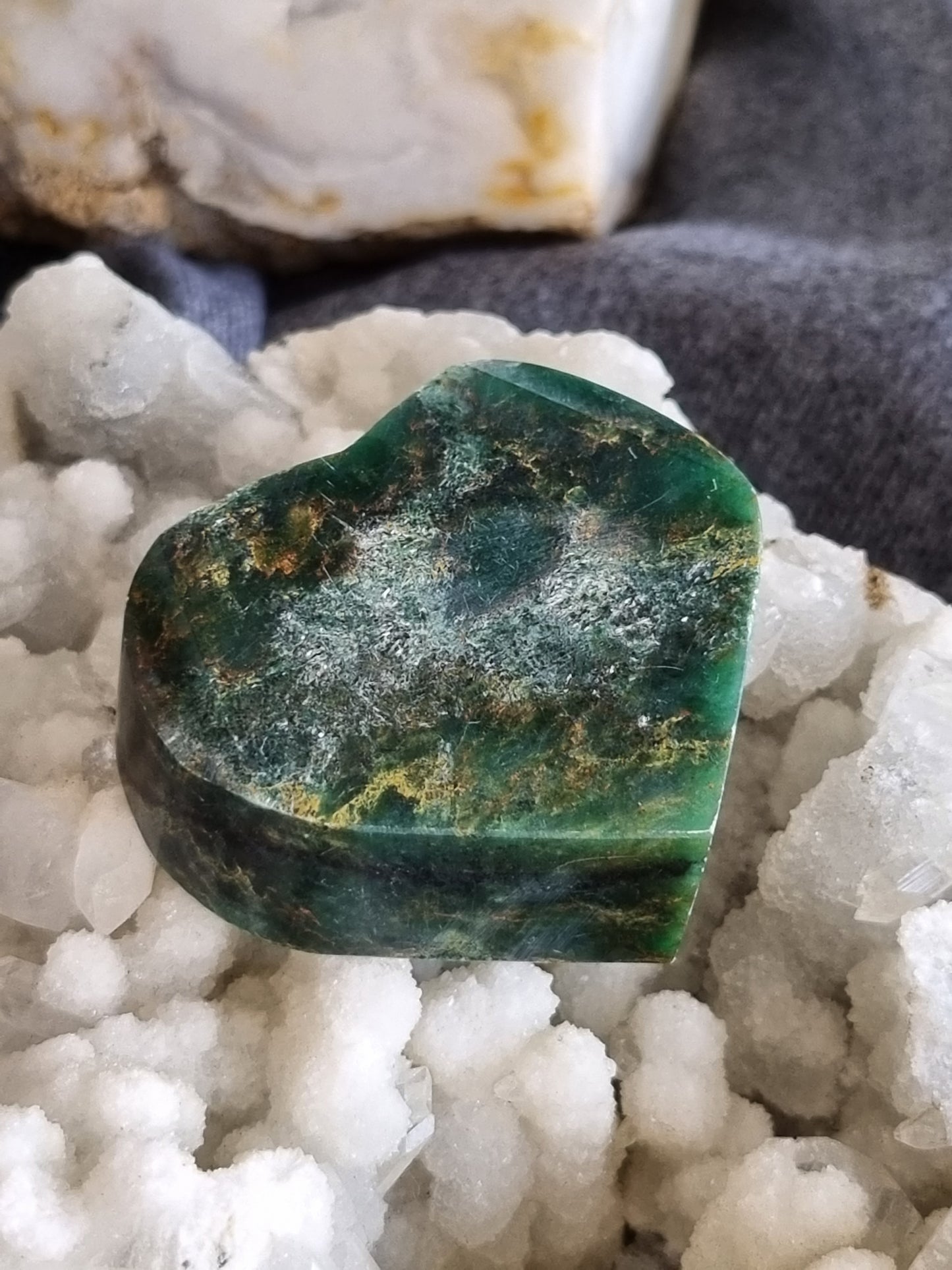 Emerald Mica Heart (Canutillos Emerald) Display